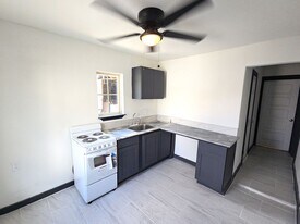 9010 Linda Vista Rd in Houston, TX - Building Photo