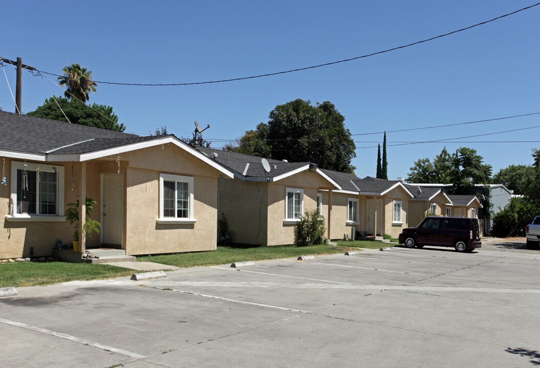 1327 Mono Dr in Modesto, CA - Foto de edificio