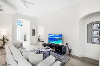 16188 Parque Ln in Naples, FL - Foto de edificio - Building Photo