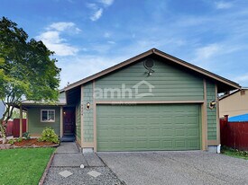 6424 217th St E in Spanaway, WA - Building Photo
