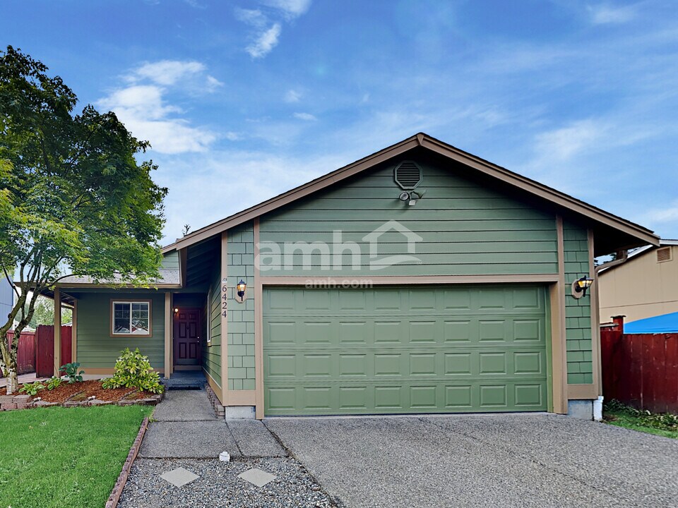 6424 217th St E in Spanaway, WA - Foto de edificio