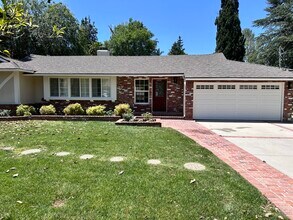 5369 Topeka Dr in Tarzana, CA - Building Photo - Building Photo