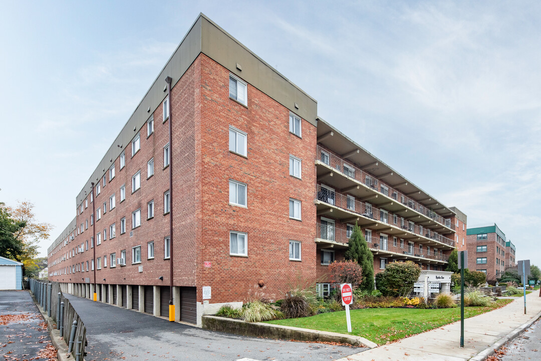 Wyndham House in Lynbrook, NY - Building Photo