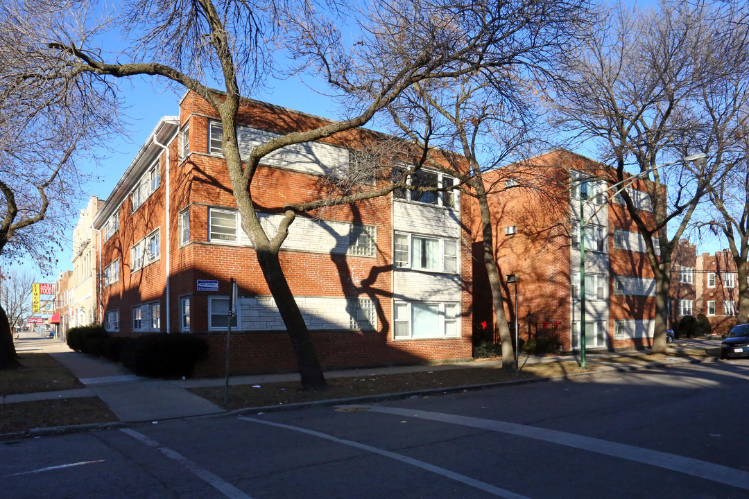 2402 North New England Avenue in Elmwood Park, IL - Foto de edificio