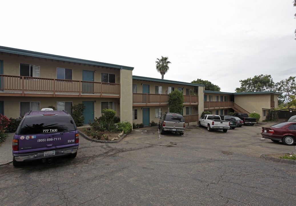 1416 Eucalyptus Hill Rd in Santa Barbara, CA - Foto de edificio