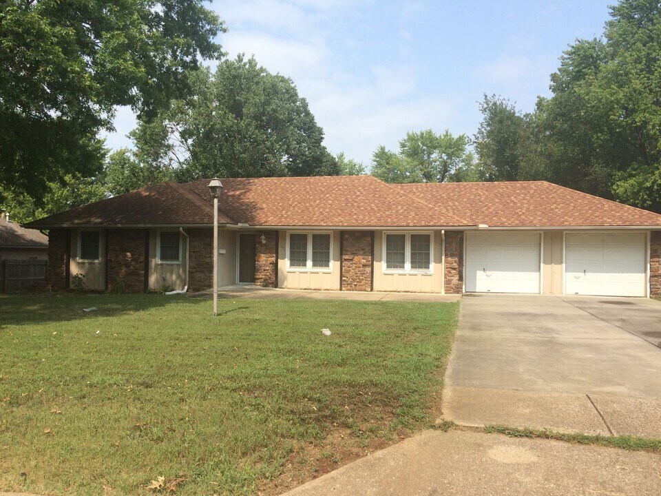 849 W Mel-O Ct in Springfield, MO - Building Photo