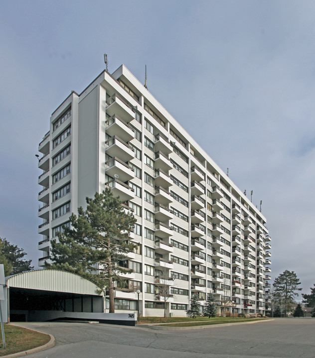 Rosslynn Arms Apartments in Oshawa, ON - Building Photo