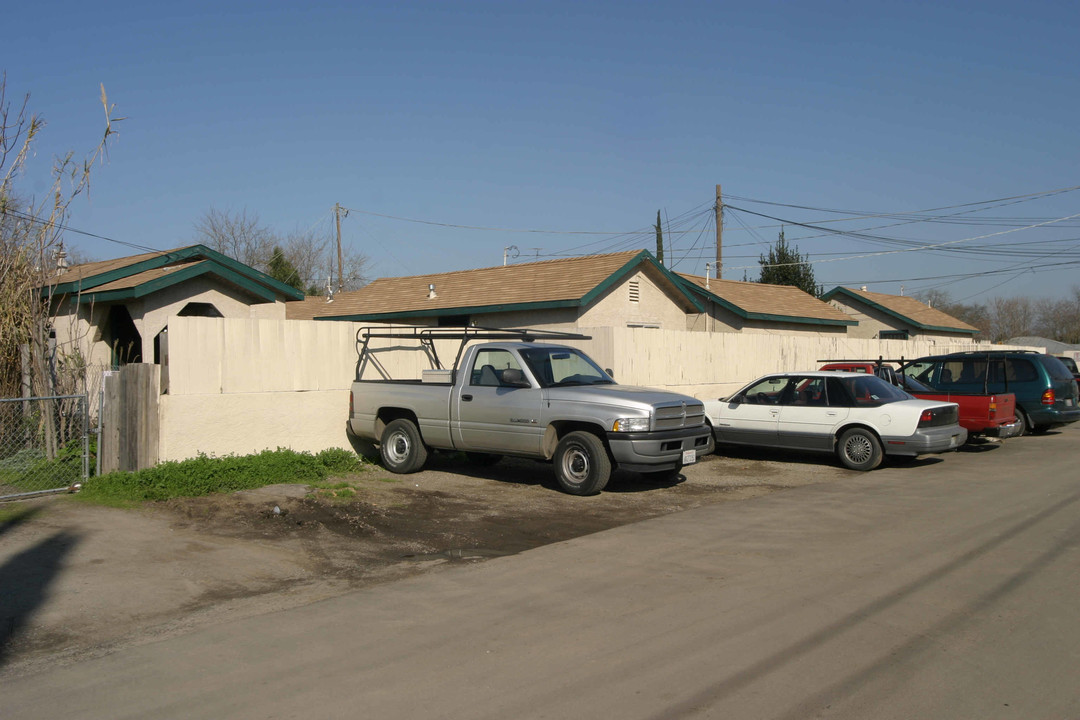 2537 E Lindsay St in Stockton, CA - Building Photo