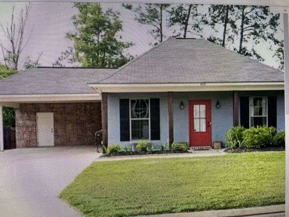 409 Crossover Dr in Pineville, LA - Building Photo