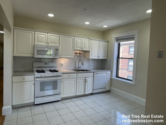 12 Dean Rd, Unit 3A in Brookline, MA - Foto de edificio - Building Photo