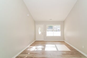 6726 Oak Lake Dr in Indianapolis, IN - Foto de edificio - Building Photo