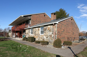 Meadowbrook Apartments in Ellington, CT - Building Photo - Building Photo