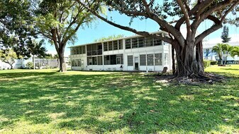 281 Tilford N in Deerfield Beach, FL - Building Photo