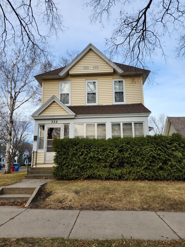 352 8th St E, Unit 1