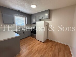 1506 Oakshire Ct in Winston-Salem, NC - Building Photo - Building Photo
