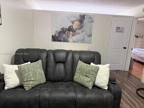 6195 NW 186th St in Hialeah, FL - Foto de edificio - Building Photo