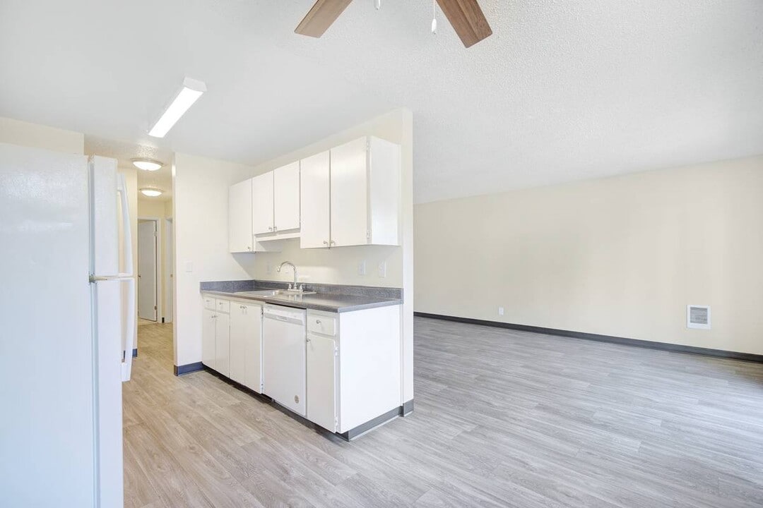 Royal Pines in Beaverton, OR - Building Photo