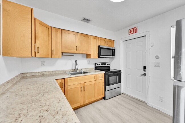 2409 Taft St in Hollywood, FL - Building Photo - Building Photo