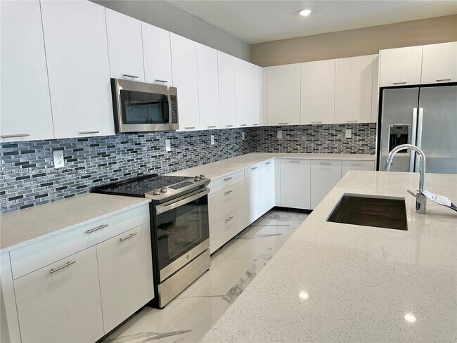 8348 NW 43rd St in Doral, FL - Building Photo - Building Photo