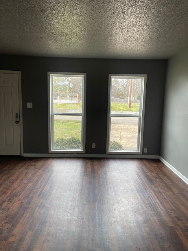 property at 1913 W Nettleton Ave