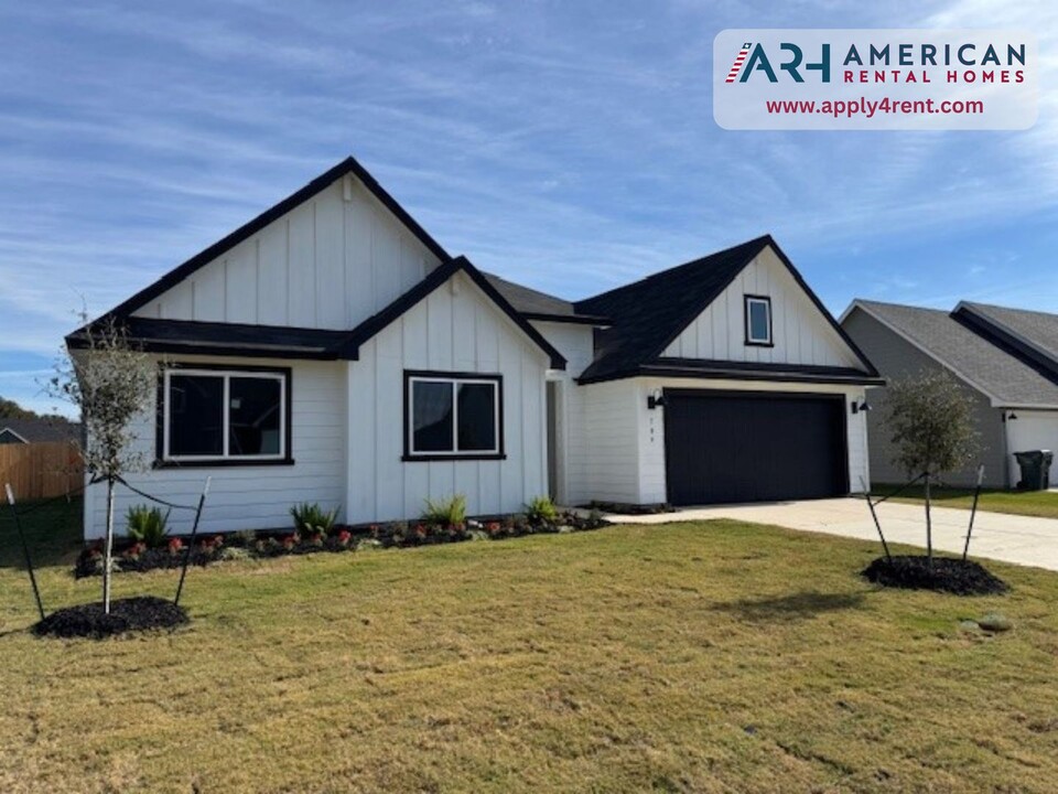 709 Tranquility Ln in Fredericksburg, TX - Building Photo