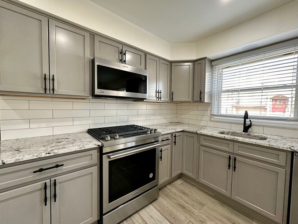 303 Amity St, Unit amity 1 in Elizabeth, NJ - Building Photo
