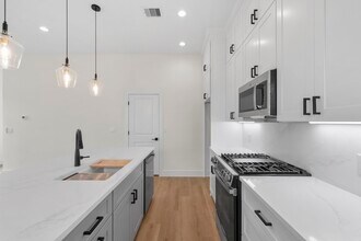 6131 Pacific Frst Dr in Houston, TX - Building Photo - Building Photo