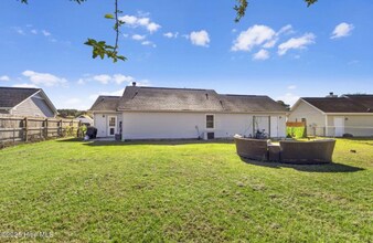113 Parnell Rd in Hubert, NC - Foto de edificio - Building Photo