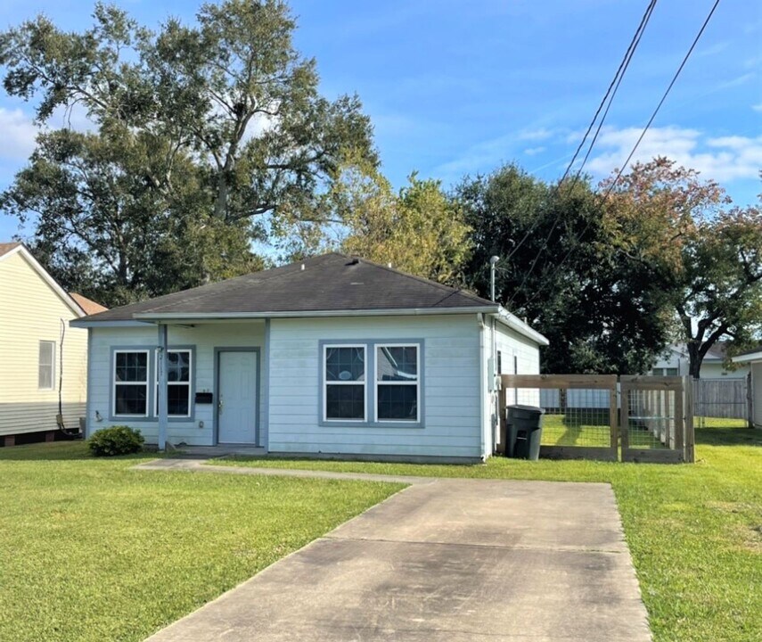 2117 4th St in Port Neches, TX - Building Photo