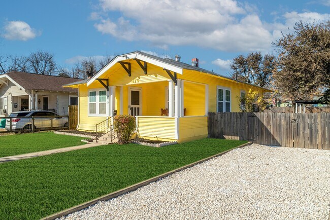 475 E French Pl in San Antonio, TX - Building Photo - Building Photo