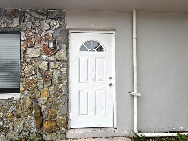 7635 SW 10th St in North Lauderdale, FL - Building Photo - Building Photo