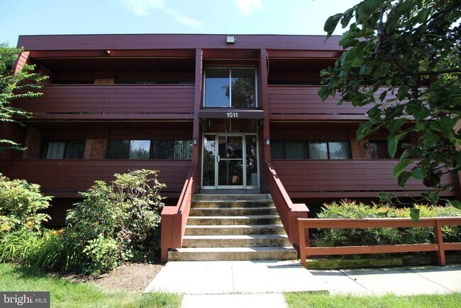 property at 1511 S George Mason Dr