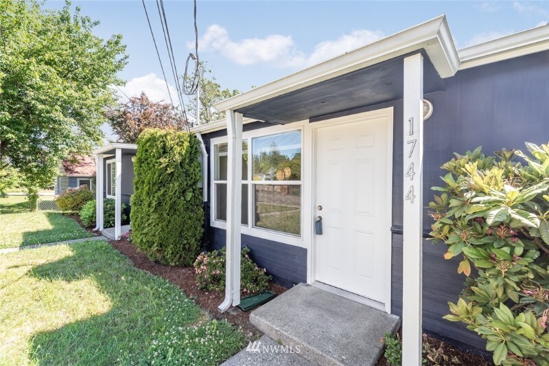 1744 N Rainier Ave in Bremerton, WA - Building Photo