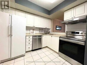 28 Sommerset Way in Toronto, ON - Building Photo - Building Photo