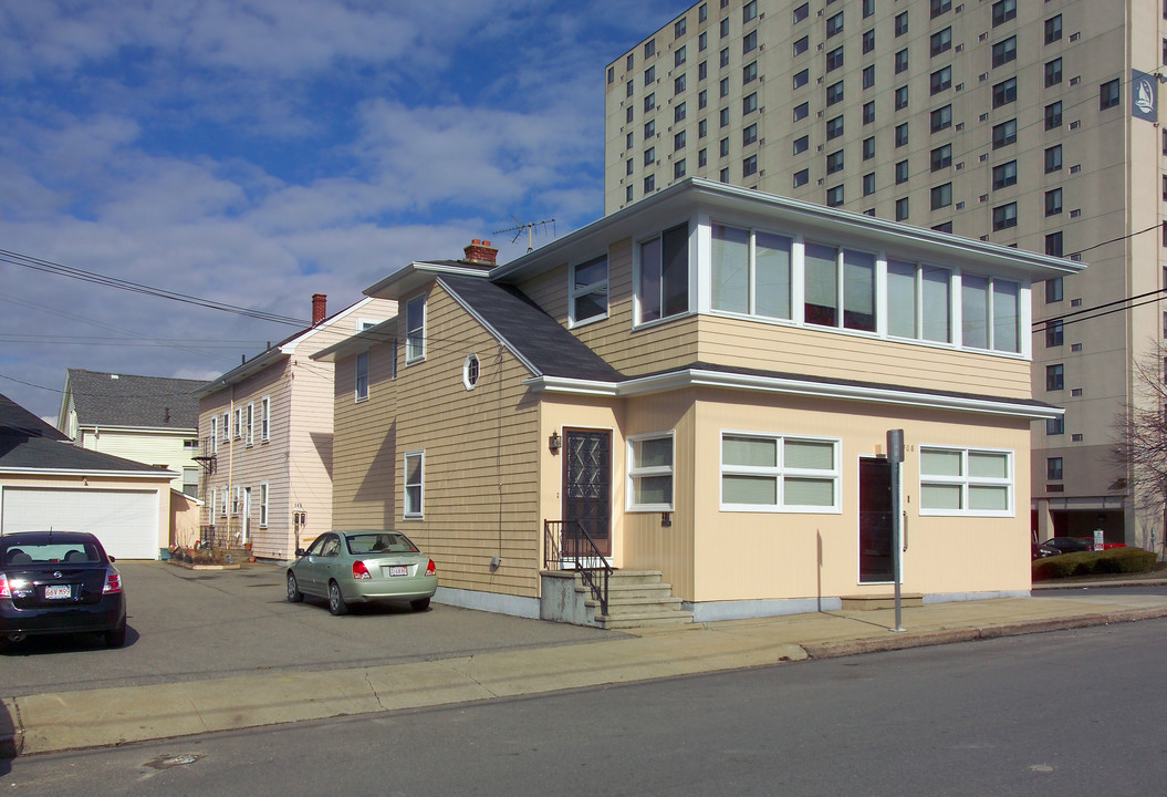 408 Ferry St in Fall River, MA - Building Photo