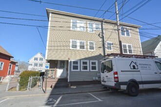 39 Bourne St, Unit 1E in Bristol, RI - Building Photo - Building Photo