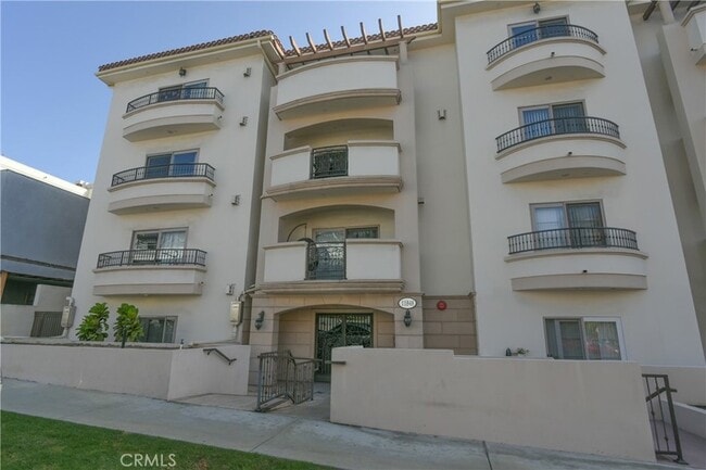 11848 Kiowa Ave, Unit PH1 in Los Angeles, CA - Building Photo - Building Photo