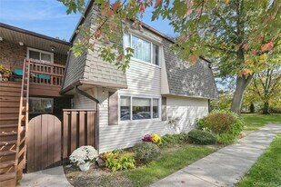 138 Feller Dr in Central Islip, NY - Building Photo