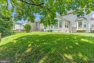 4415 Medallion Dr in Silver Spring, MD - Foto de edificio - Building Photo