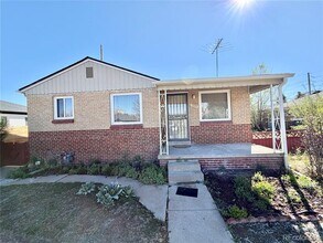 1320 Holly St in Denver, CO - Building Photo - Building Photo