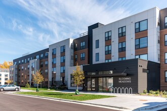 Blooming Meadows North in Bloomington, MN - Foto de edificio - Building Photo