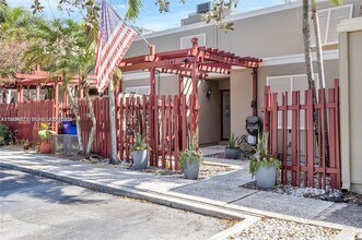 1281 W Fairway Rd in Pembroke Pines, FL - Building Photo - Building Photo