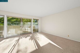 73 Brookwood Rd in Orinda, CA - Foto de edificio - Building Photo