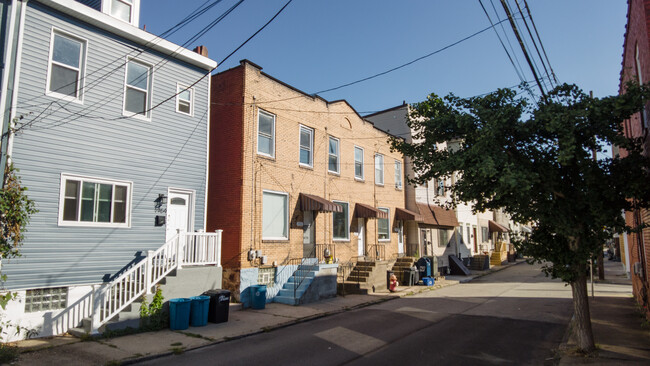 1968 Straubs Street in Pittsburgh, PA - Foto de edificio - Building Photo