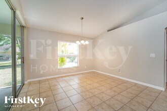 1570 Waldorf Dr in North Port, FL - Foto de edificio - Building Photo