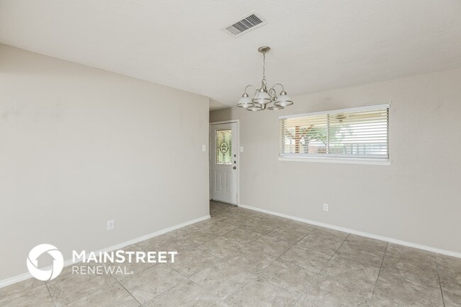 5621 Bonnie Wayne St in Haltom City, TX - Foto de edificio - Building Photo