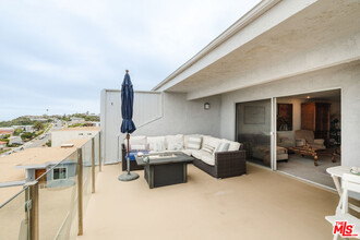 18203 Coastline Dr in Malibu, CA - Foto de edificio - Building Photo