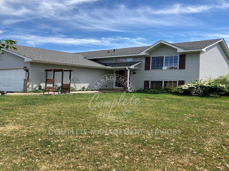 2326 Mathias Rd in Shakopee, MN - Building Photo