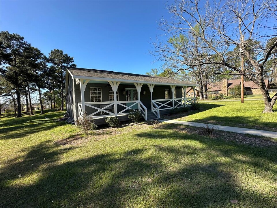 680 Mockingbird Hills Dr in Livingston, TX - Building Photo