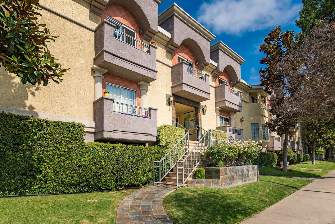 7045 Woodley Ave, Unit 212 in Van Nuys, CA - Foto de edificio